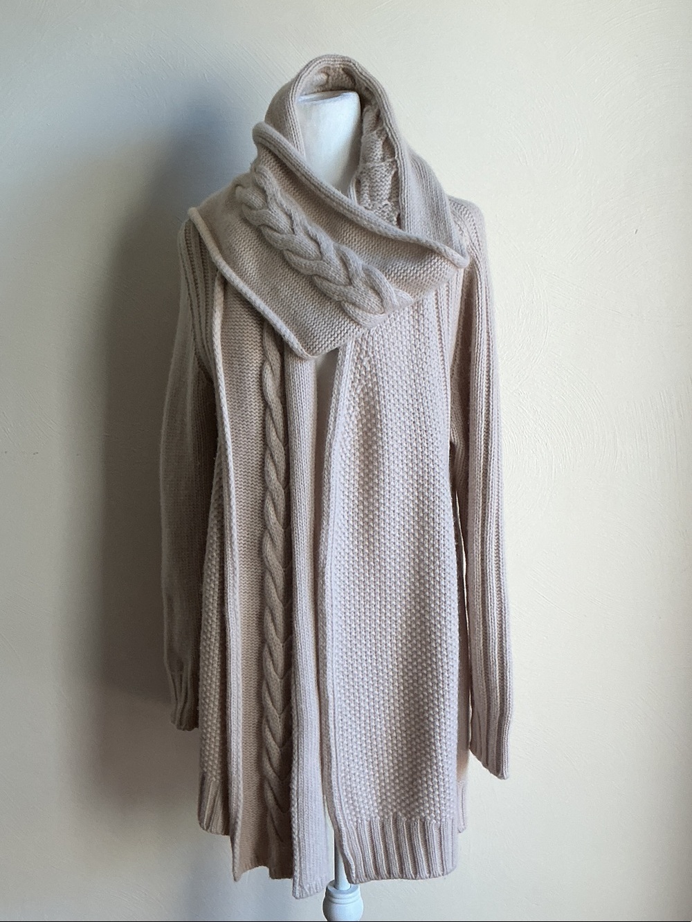 Weekend MaxMara Virgin Wool
cable-knit cardigan with a matching attached scarf